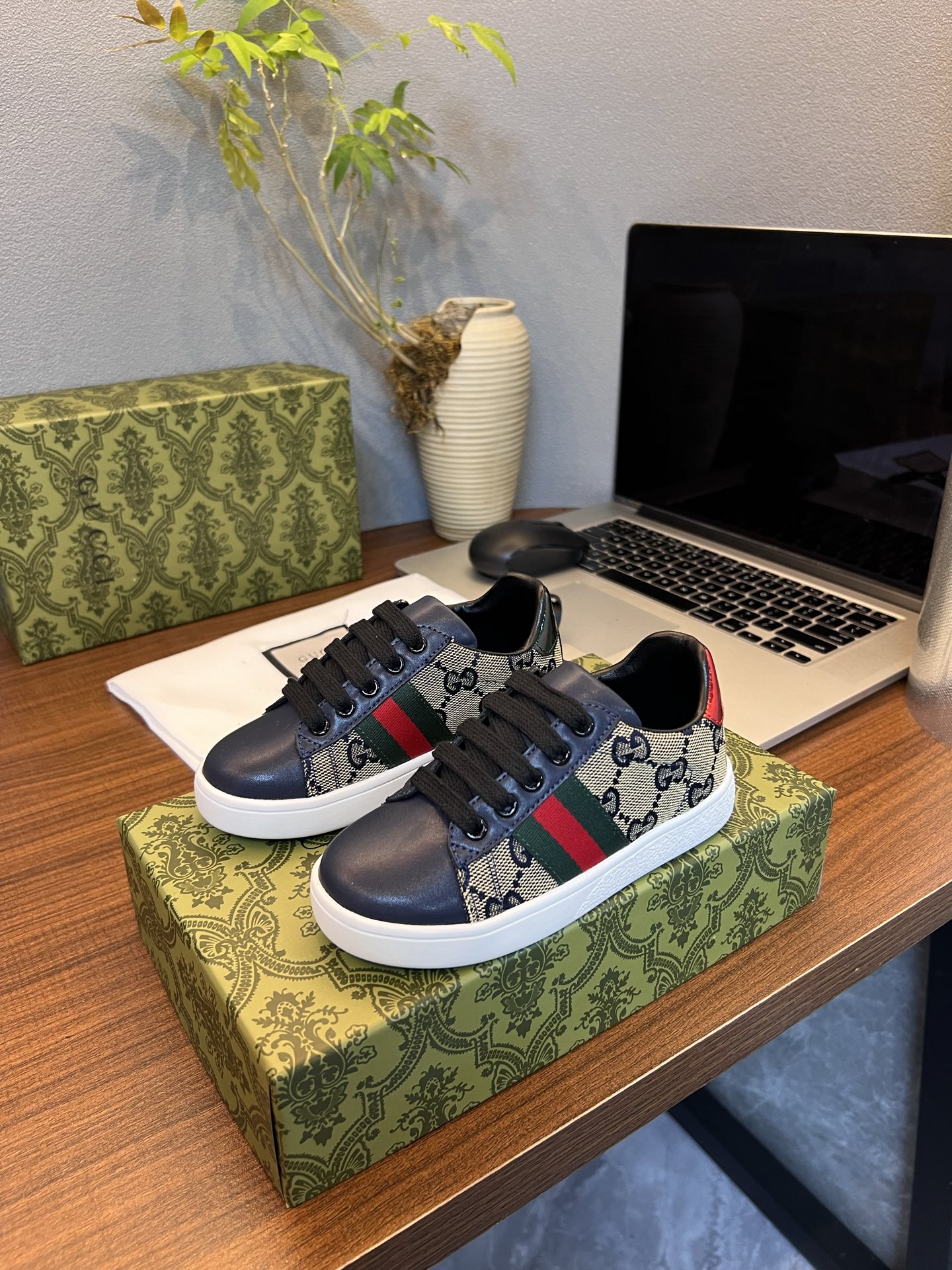 Children's shoes child